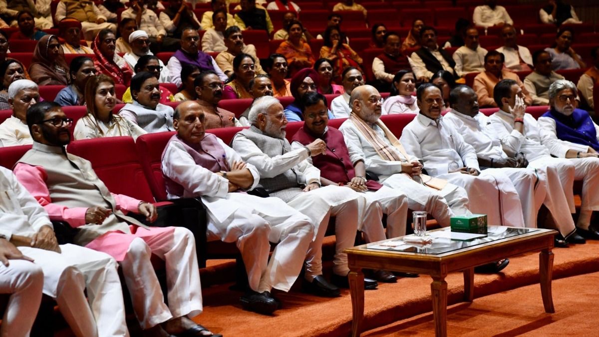 বিদ্রোহী ৩ MP মমতার কাছে ফিরতে মরিয়া? NDA-র মিটিংয়ে সুদীপ কিন্তু মোদীর সঙ্গে ফার্স্ট বেঞ্চে 