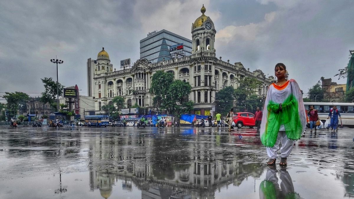 ভোর থেকে কলকাতায় ব্যাপক বৃষ্টি, একাধিক জেলায় অরেঞ্জ অ্যালার্ট, দিনভর কেমন থাকবে আবহাওয়া?
