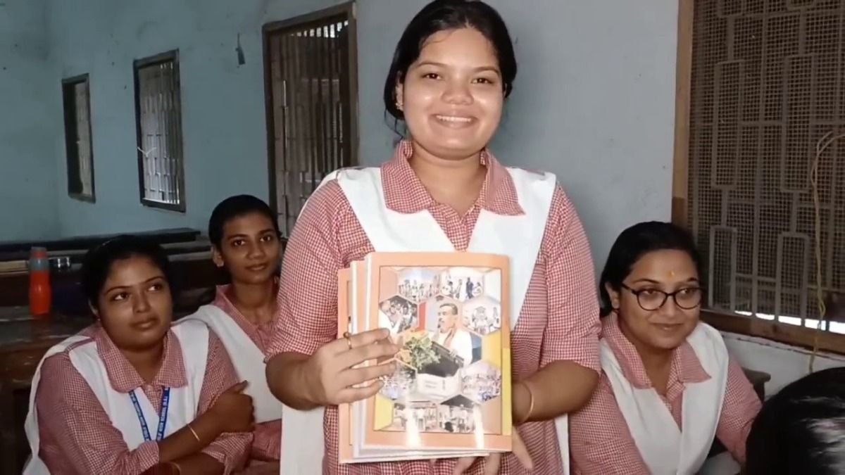 সরকারি স্কুলের খাতার এ বার গেরুয়া, সরল বিশ্ববাংলা লোগোও