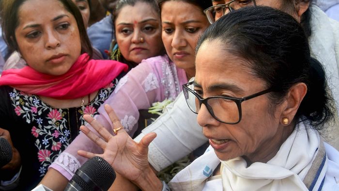 বিক্ষোভের মুখে মমতা বন্দ্যোপাধ্যায়