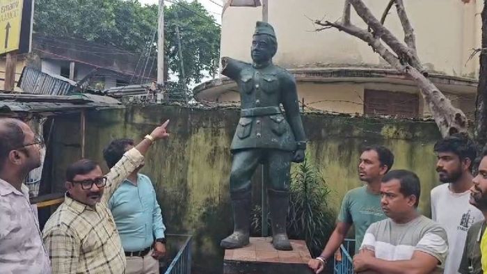 নেতাজি মূর্তির হাত ভাঙল