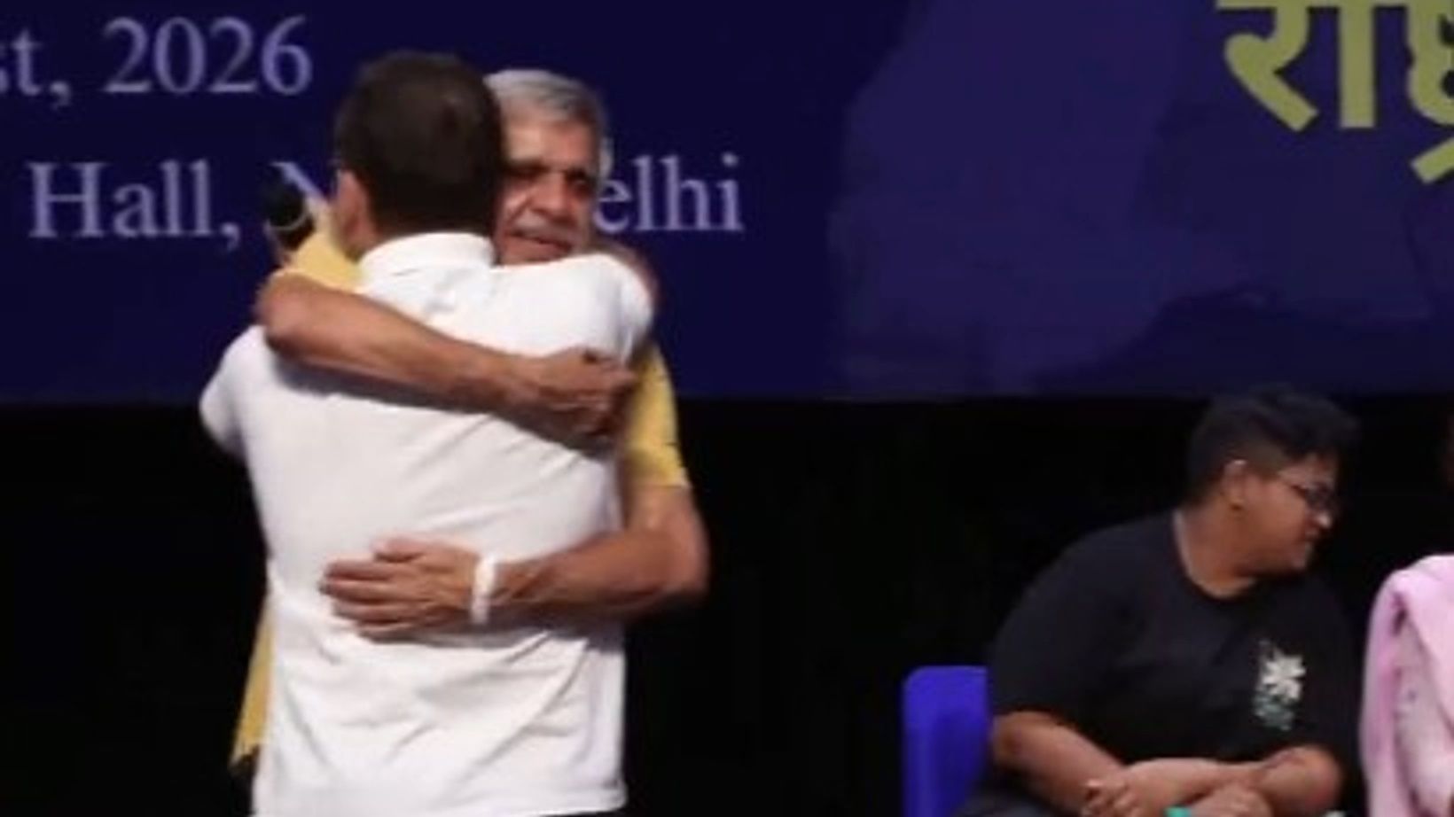 মোদীকে টার্গেট করতে গিয়ে রাহুল যখন জাপ্টে ধরলেন কংগ্রেস নেতাকে, VIDEO VIRAL