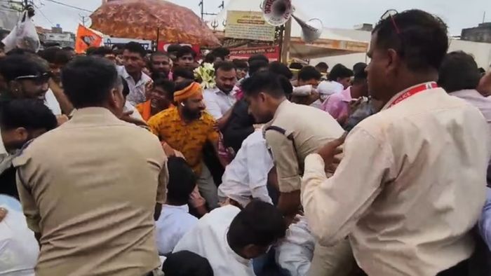 মহাকাল মন্দির চত্বরে পদপিষ্ট পরিস্থিতি, শিবের মাথায় জল ঢালতে হুড়োহুড়ি