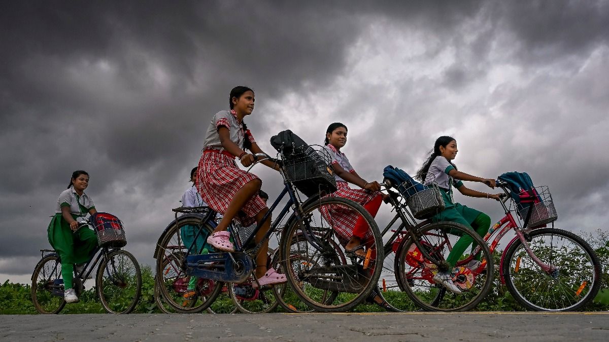 নদিয়ায় স্কুলের পথে কয়েকজন ছাত্রী - পিটিআই ফাইল ছবি