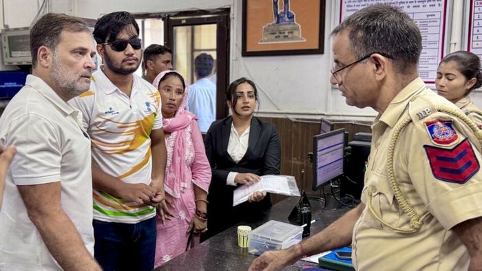 রাহুল গান্ধীর প্রতিবাদের পর দাবি মানল দিল্লি পুলিশ, পেলেট গানের ঘটনায় এফআইআর দায়ের।