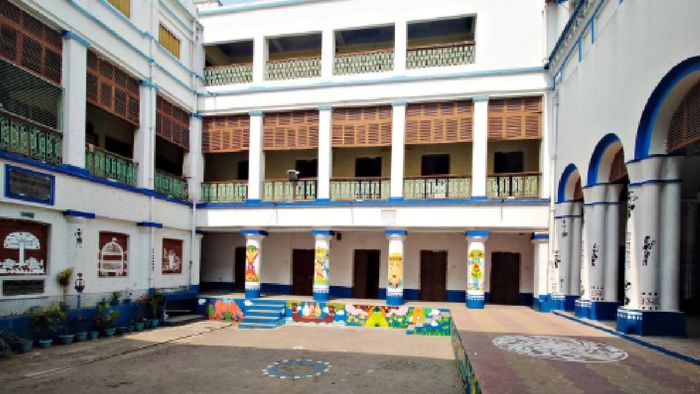 মিত্র ইনস্টিটিউশনের পড়ুয়াকে সাপের কামড়