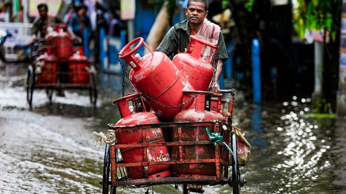 ৩ টে LPG (ছবি PTI)