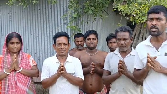 বামনগোলার গ্রামের ২৪ পরিবারের সদস্যরা