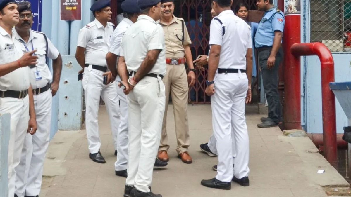 লরি থেকে 'তোলা' তোলার অভিযোগে কলকাতায় কড়া অ্যাকশন, সাসপেন্ড সার্জেন্ট-সহ কনস্টেবলও