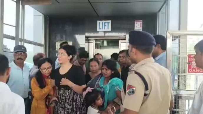 আদ্রা স্টেশনের লিফটে বিপত্তি, ৩ ঘণ্টা ভিতরে আটকে রইলেন শিশু-সহ মহিলারা 