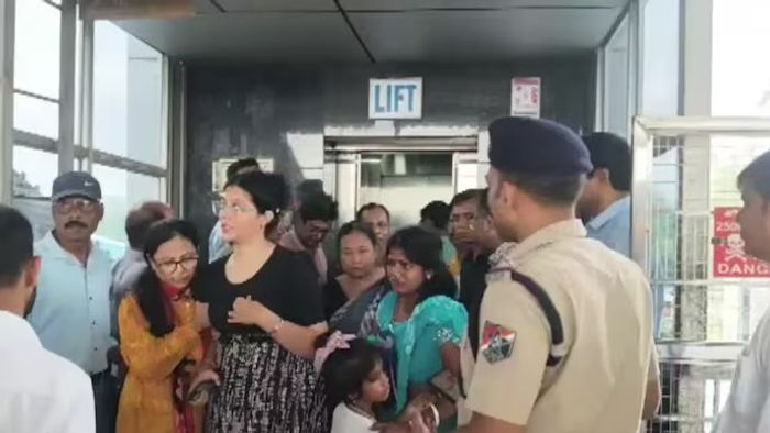 উদ্ধারের পরও আতঙ্কিত যাত্রীরা