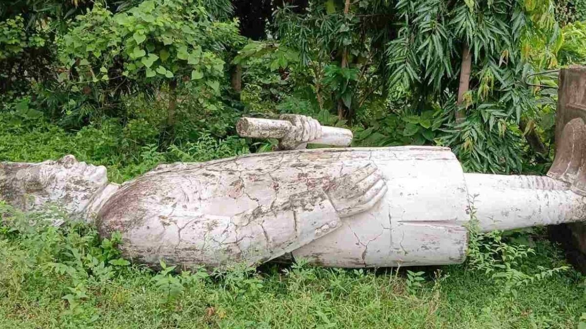 দুর্গাপুরে জওহরলাল নেহরুর মূর্তি ভেঙে জঙ্গলে ফেলার অভিযোগ, কংগ্রেস-বিজেপির তরজা তুঙ্গে