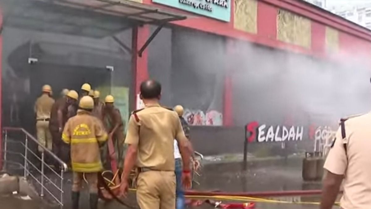 শিয়ালদা স্টেশন  চত্বরে ফুডপ্লাজায় অগ্নিকাণ্ড
