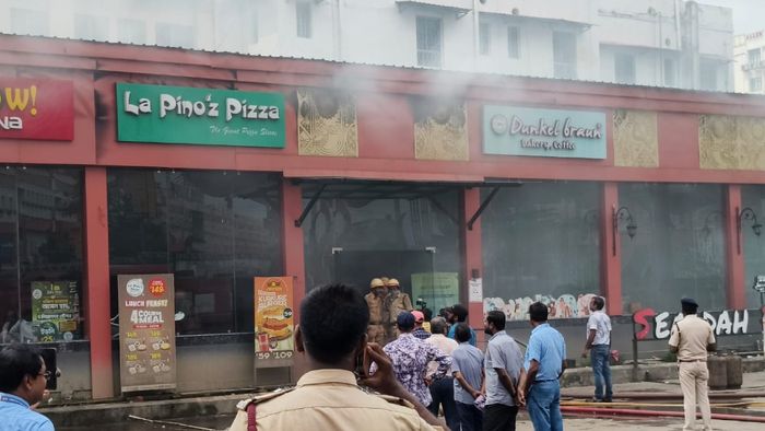 ফ্রাইং প্যানের তেল গরম হয়েই শিয়ালদা স্টেশন চত্বরে বিধ্বংসী আগুন