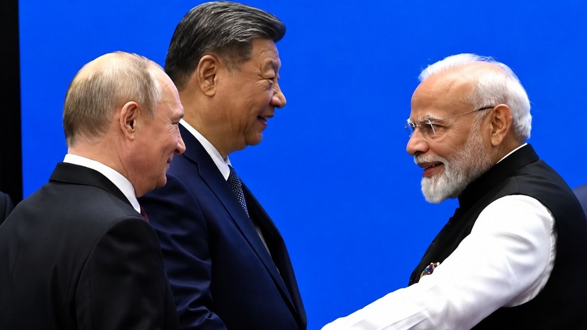 জিনপিং ও পুতিনের সঙ্গে হাসিমুখে কথা বলছিলেন প্রধানমন্ত্রী মোদী।