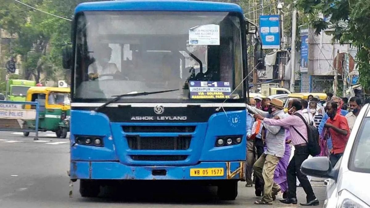 মহিলা যাত্রীদের দেখলে সরকারি বাস দাঁড়াচ্ছে না? হেল্পলাইন নম্বরগুলি রইল