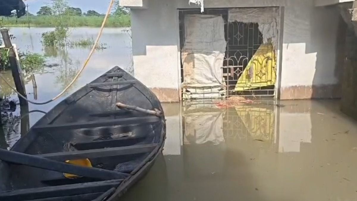 খানাকুলের একাধিক গ্রামে হু হু করে ঢুকছে জল, বন্ধ ফেরি সার্ভিস, চিন্তায় আমজনতা