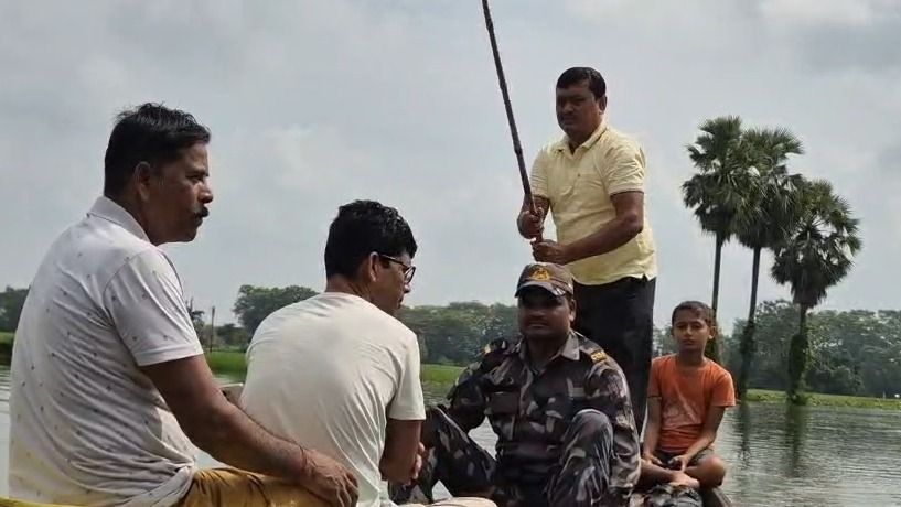 নৌকা চালিয়ে বন্যা কবলিত এলাকায় মন্ত্রী, পৌঁছে দিলেন ত্রাণ