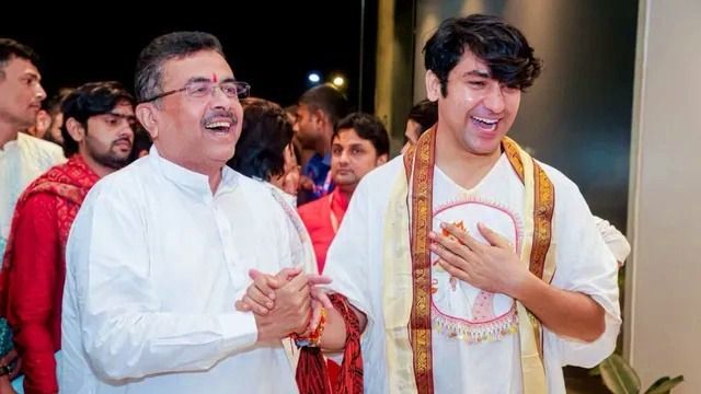বাগেশ্বর বাবার সঙ্গে শুভেন্দু অধিকারী 