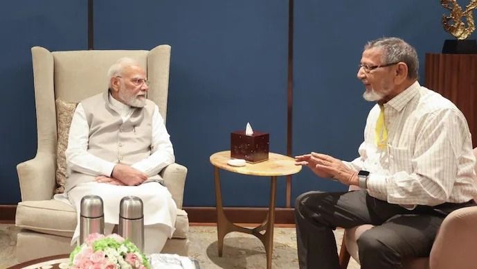 প্রধানমন্ত্রী ও তাঁর স্কুলের সহপাঠী 