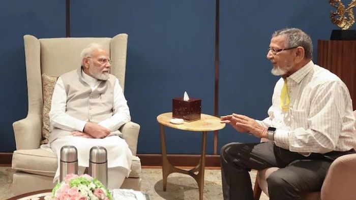 প্রধানমন্ত্রী ও তাঁর স্কুলের সহপাঠী
