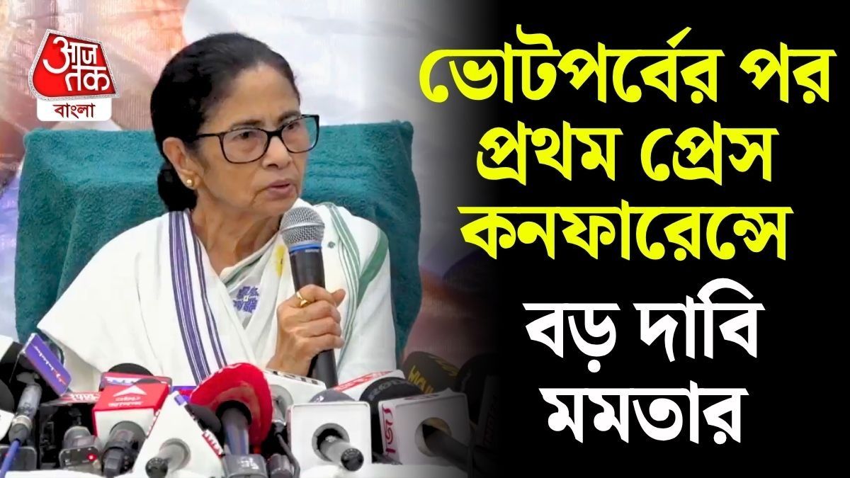 এদিন কমিশনের সিদ্ধান্তের তীব্র সমালোচনা করেন মমতা।  