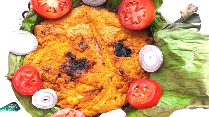 কলাপাতায় বরিশালি স্পেশাল নারকেল চিংড়ি পিঠে
