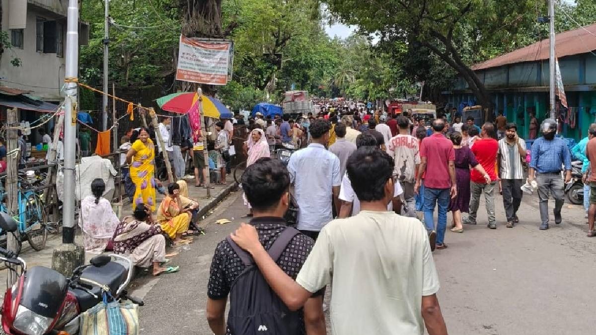 গালিফ স্ট্রিটে পুলিশি অভিযান, তুলে দেওয়া হল অনেক রঙিন মাছ-পশু-পাখির দোকান