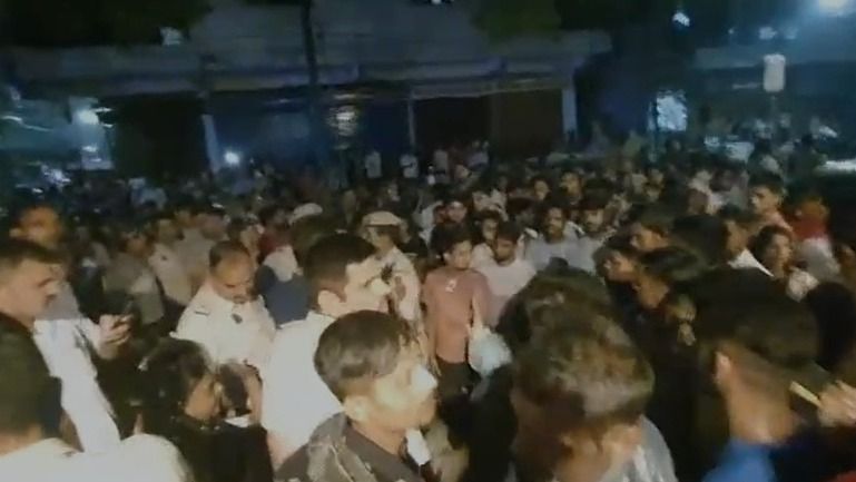 স্থানীয় বাসিন্দারা এক ব্যক্তিকে ধরে পুলিশের হাতে তুলে দেন।