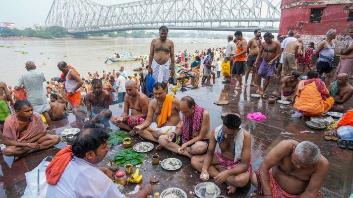 বাবুঘাটে পিতৃতর্পণ - পিটিআই ফাইল ছবি