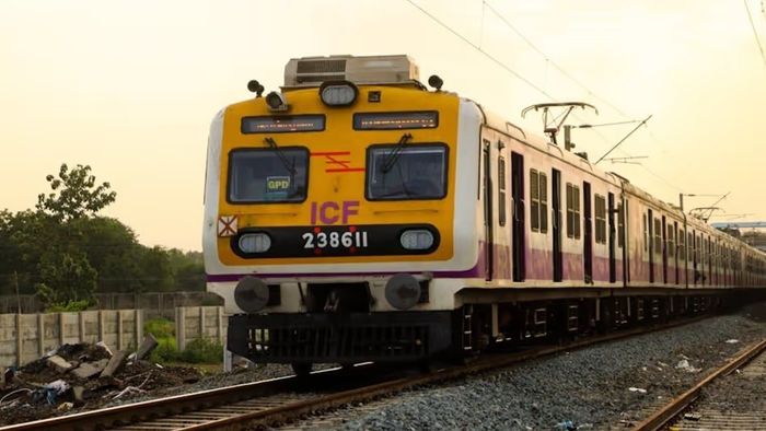 লোকাল ট্রেন