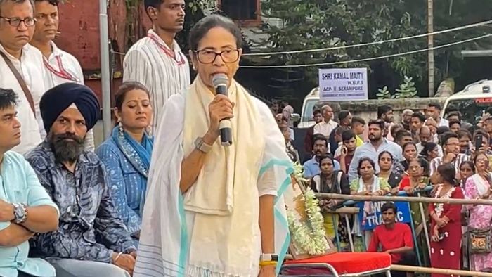 সিপিএমের সঙ্গে কথার পর মমতার মুখে 'লাল' বার্তা