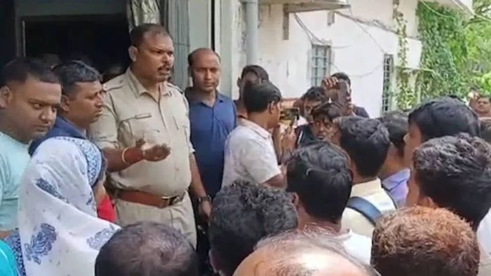 দুর্নীতির অভিযোগে বন্ধ পোশাক কারখানা, থানা ঘেরাও করলেন শ্রমিকেরা