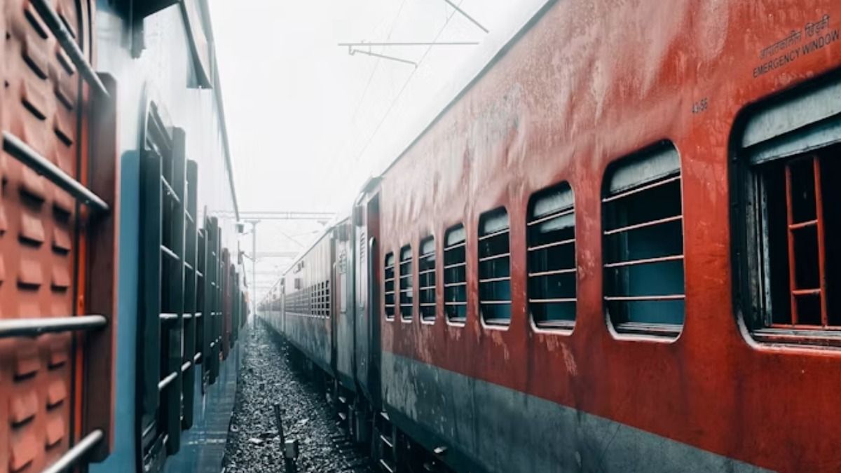 গঙ্গা ভাঙনের কারণে হাওড়ার একাধিক ট্রেনে প্রভাব, বাতিল ৪টি ট্রেন, ঘুরপথে চলছে বহু এক্সপ্রেসও