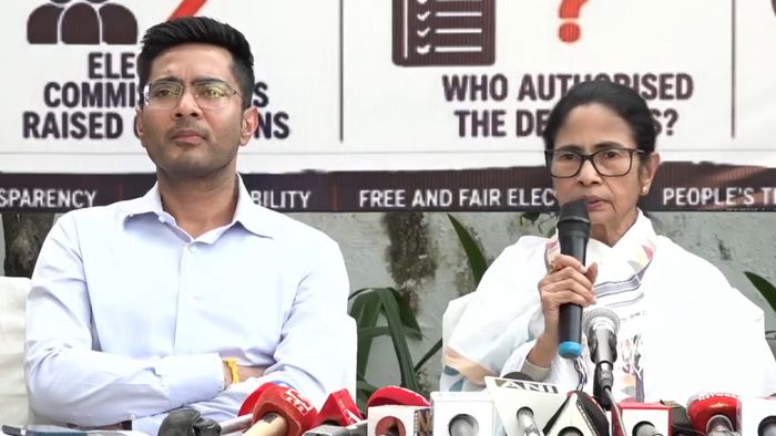 দিল্লিতে EC বিরুদ্ধে সরব মমতা