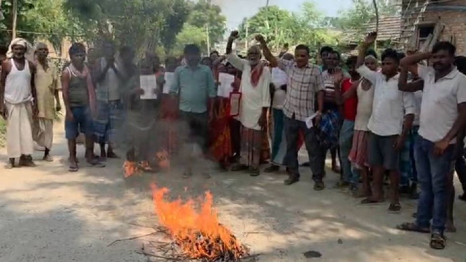 আবাস যোজনার কাটমানি কেলেঙ্কারি, ১০ হাজার টাকা নিয়ে প্রতারণার মারাত্মক অভিযোগে উত্তাল মালদা! আবাস যোজনার কাটমানি কেলেঙ্কারি, ১০ হাজার টাকা নিয়ে প্রতারণার মারাত্মক অভিযোগে উত্তাল মালদা!