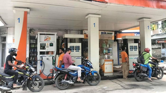 দেশের উৎপাদন না বাড়ানোর সিদ্ধান্ত, মহার্ঘ্য হবে পেট্রোল?