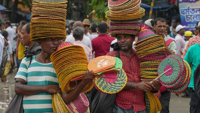কলকাতার রাস্তায় হকার- পিটিআই ফাইল ছবি
