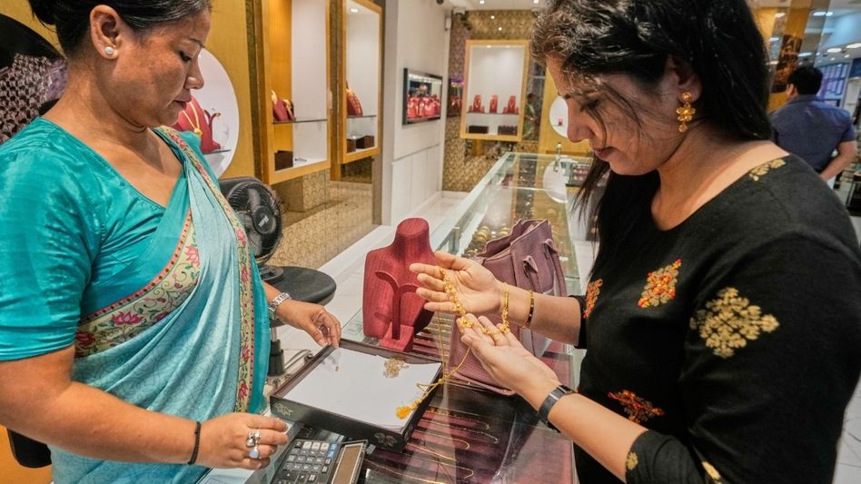 দাম কমে গেল সোনার, অনেকটা সস্তা রুপোও, আজ কলকাতায় রেট কত? দাম কমে গেল সোনার, অনেকটা সস্তা রুপোও, আজ কলকাতায় রেট কত?