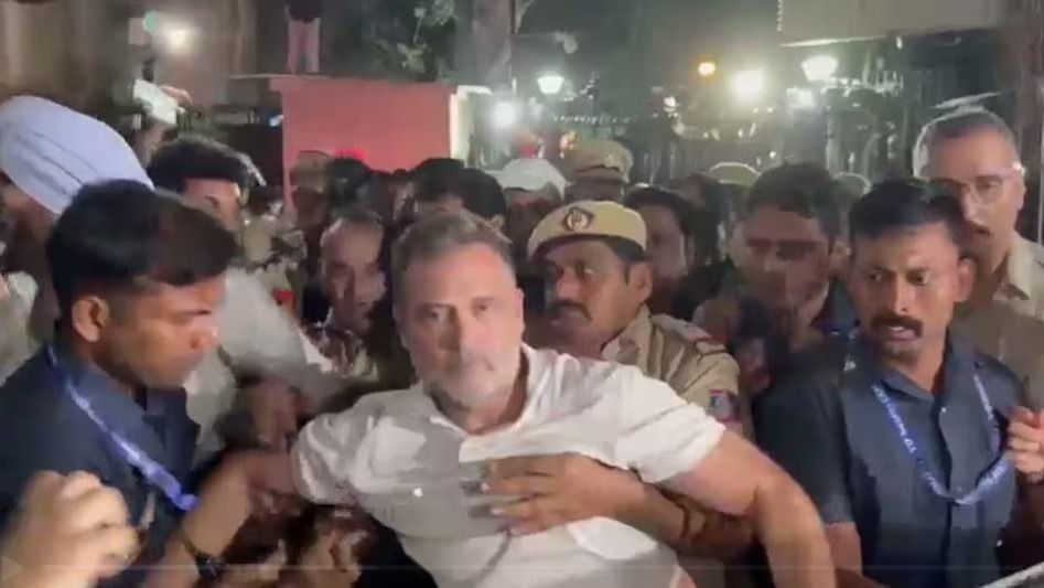 জ্ঞানেশ কুমারের বিরুদ্ধে বিক্ষোভ-কাণ্ডে আটক রাহুল-প্রিয়াঙ্কা, আকাশবাণী ভবনের বাইরে উত্তেজনা 