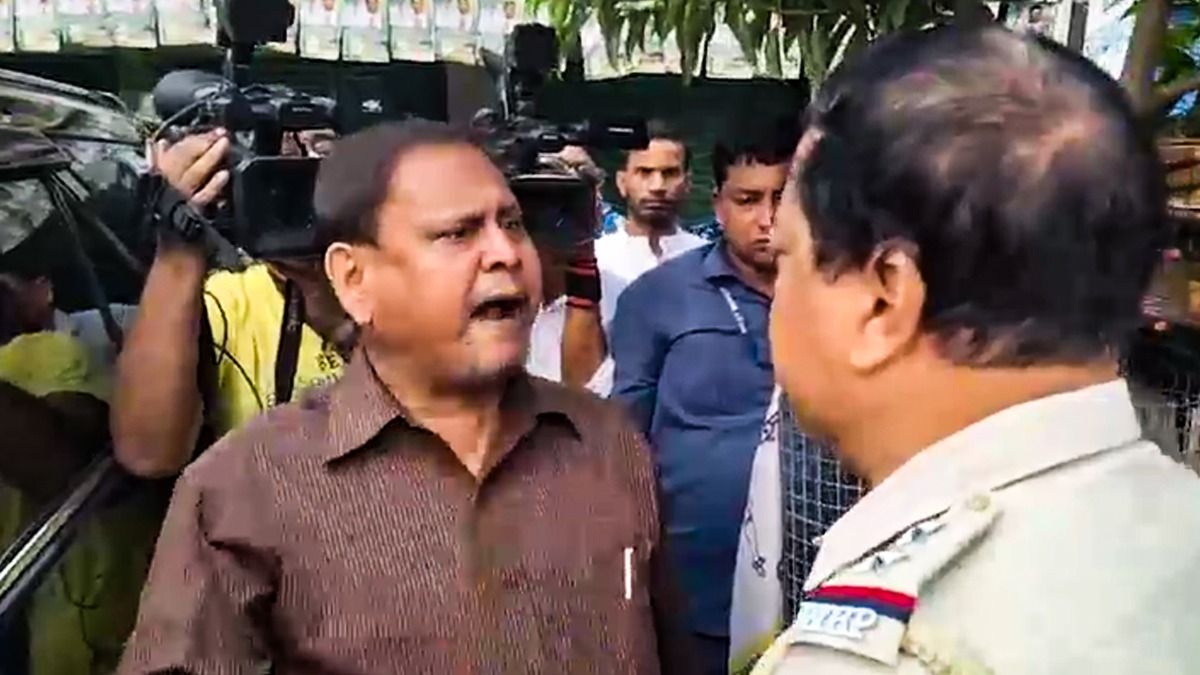 অন ক্যামেরায় পুলিশকে কুকথা? বিধাননগরে হুমায়ুন কবীরের বিরুদ্ধে অভিযোগ দায়ের