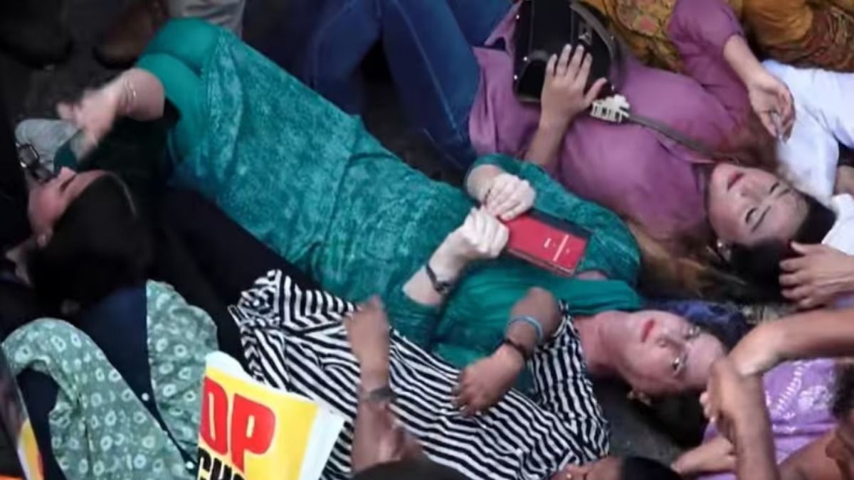 Live: যন্তরমন্তরে রাস্তায় শুয়ে পড়লেন প্রিয়াঙ্কা, আটক রাহুল  