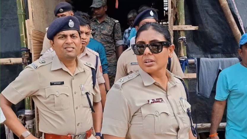 পুজো প্যান্ডেল ঘুরে দেখছেন পাপিয়া সুলতানা