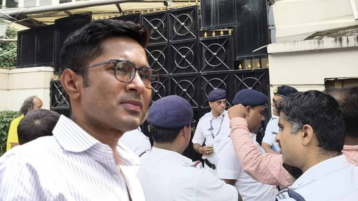 অভিষেক কই? নোটিস দিয়েও সকাল থেকেই দুয়ারে অপেক্ষায় পুলিশ