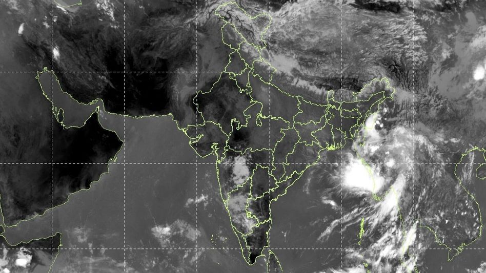 গাঙ্গেয় পশ্চিমবঙ্গ সংলগ্ন এলাকায় ঘূর্ণাবর্ত, দক্ষিণ-পূর্ব বঙ্গোপসাগরে নিম্নচাপ, পুজোয় বৃষ্টির চান্স কতটা? গাঙ্গেয় পশ্চিমবঙ্গ সংলগ্ন এলাকায় ঘূর্ণাবর্ত, দক্ষিণ-পূর্ব বঙ্গোপসাগরে নিম্নচাপ, পুজোয় বৃষ্টির চান্স কতটা?