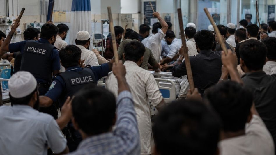 মুসলিম ভাবাবেগে আঘাত, যুবককে ২ বার গণপিটুনি দিয়ে হত্যার অভিযোগ বাংলাদেশে মুসলিম ভাবাবেগে আঘাত, যুবককে ২ বার গণপিটুনি দিয়ে হত্যার অভিযোগ বাংলাদেশে