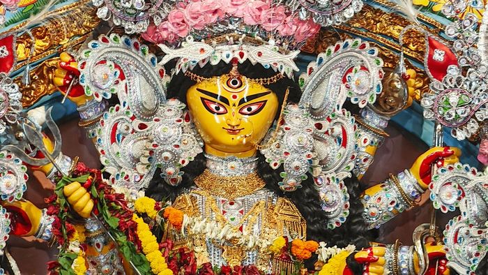 শেষলগ্নের আস্বাদ পেতে শহরের মণ্ডপে মণ্ডপে জনজোয়ার