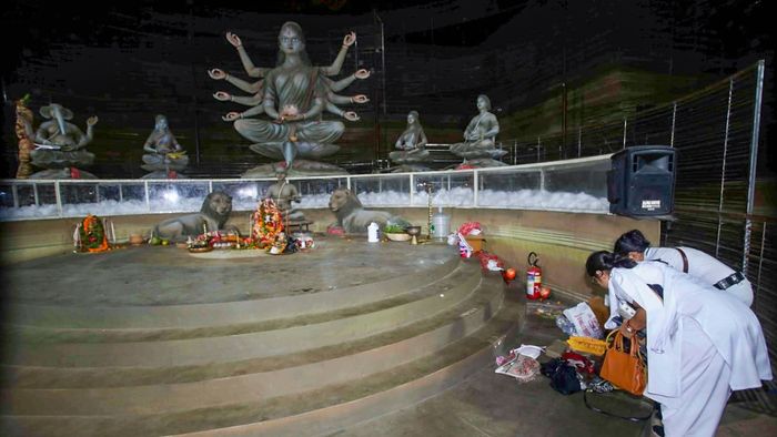 চোরবাগান দুর্গাপুজোর মণ্ডপে তদন্তে পুলিশ - পিটিআই