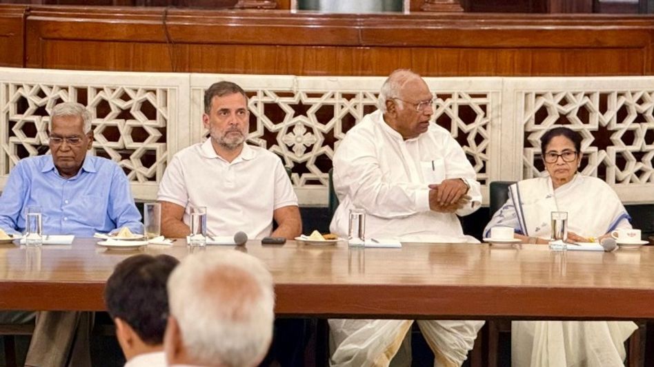 পুজো মিটতেই ফের জ্ঞানেশে ফোকাস মমতা-রাহুলদের, আজই মিটিংয়ে INDI জোট পুজো মিটতেই ফের জ্ঞানেশে ফোকাস মমতা-রাহুলদের, আজই মিটিংয়ে INDI জোট