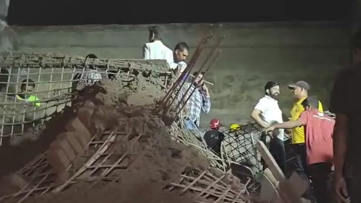 দোতলার ছাদ ঢালাই হতেই ভেঙে পড়ল বাড়ি, ধ্বংসস্তূপে শ্রমিক আটকে থাকার আশঙ্কা